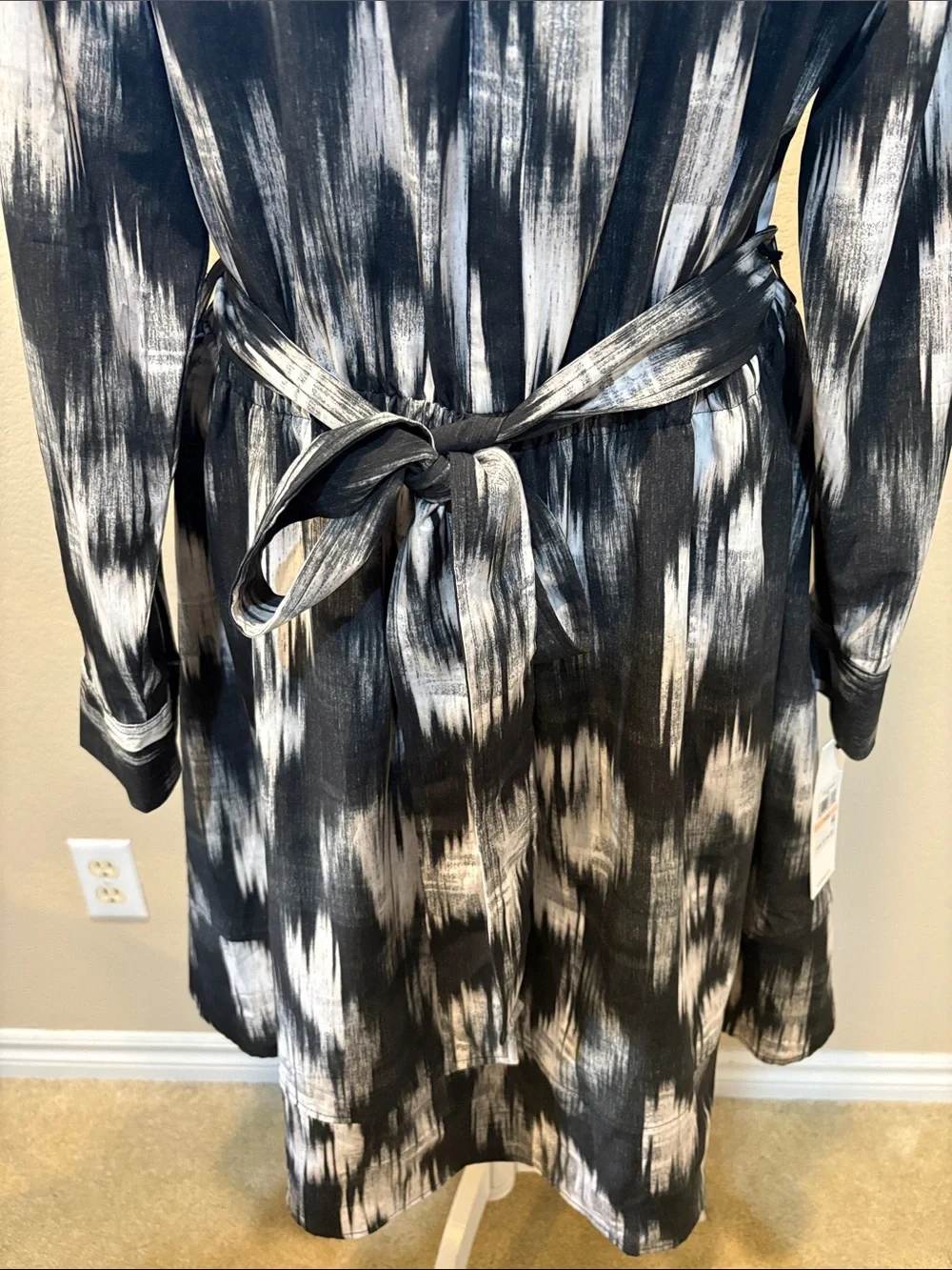 Calvin Klein Black and White Abstract Long Sleeve Tie Waist Collar Dress-14 - Picture 4 of 13